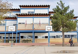 Un trabajador de la limpieza en el patio del colegio La Asomada, en una foto de hace días.