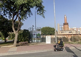 Un hombre con movilidad reducida pasa junto a la estación medidora de Monpeán, en Los Mateos.