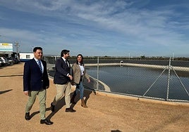 El alcalde de San Javier, José Miguel Luengo; el presidente del Gobierno regional, Fernando López Miras, y la consejera de Agricultura, Sara Rubira, visitan la nueva balsa de laminación.