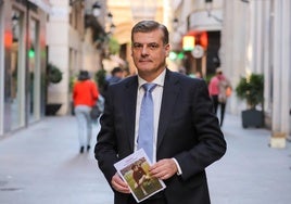 Antonio Barceló, Nazareno del Año, con un ejemplar de su libro sobre la historia del Real Murcia, que presentó en enero.