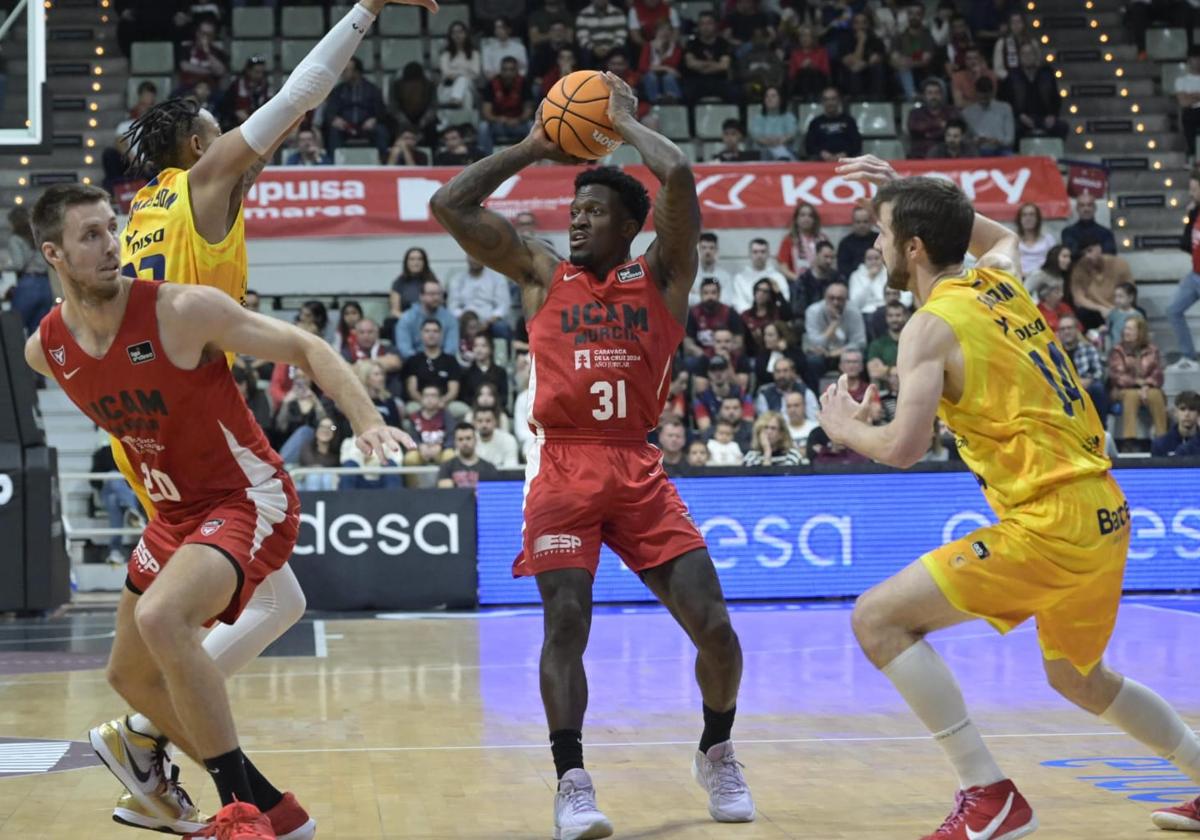 Dylan Ennis intenta un pase en el partido contra el Gran Canaria.