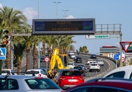 Panel que alerta de la contaminación atmosférica en Ronda Sur, en una imagen de archivo.