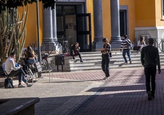 Alumnos por el campus de La Merced de la Universidad de Murcia este curso.