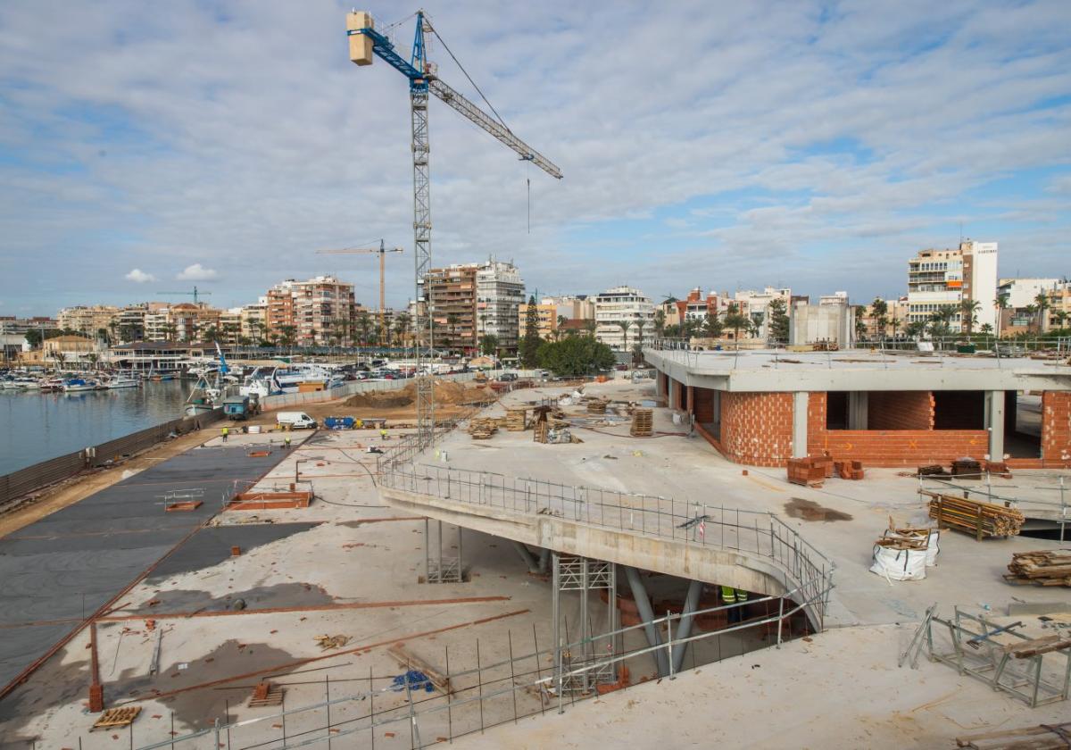 Estado que presentan las obras de construcción del centro de ocio en primera línea de la bahía.