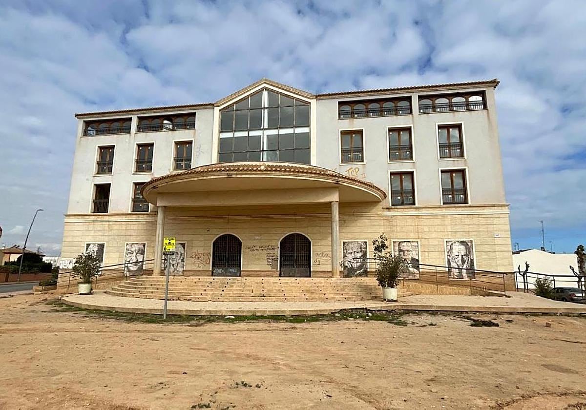 Fachada del teatro municipal de Los Alcázares.