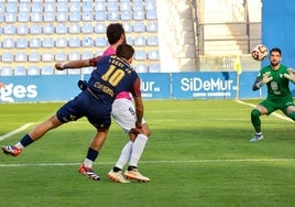 Luque, jugador del UCAM, chuta en la acción del gol del triunfo ante el San Fernando.