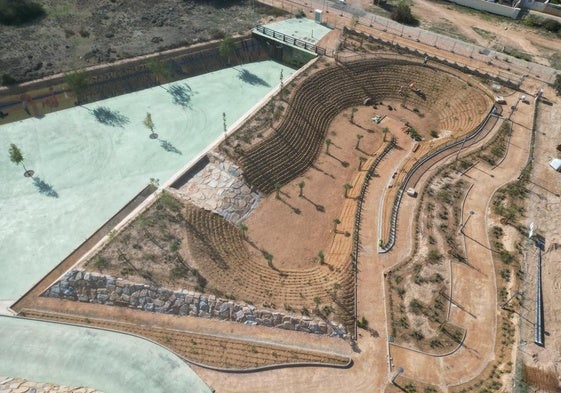 Vista aérea del nuevo parque inundable de Torreta Florida (Fase 2). A la derecha, la balsa de laminación preexistente (Fase 1), donde se ubicarán las pistas de skate y calistenia.