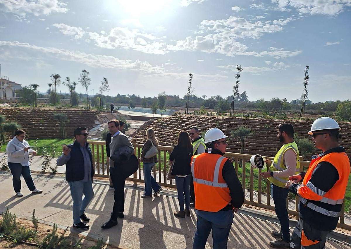 Imagen secundaria 1 - Vista del alcalde y Agamed a las obras del parque, este lunes.