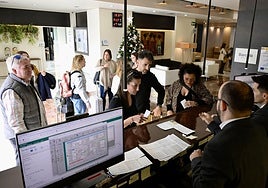 Varios clientes realizan el registro, ayer, en el hotel Barceló Murcia Siete Coronas.