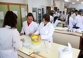 Alumnos de FP de farmacia en el IES Ramón y Cajal de Murcia, en una imagen de archivo.