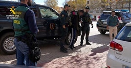 La Guardia Civil, junto a uno de los detenidos.