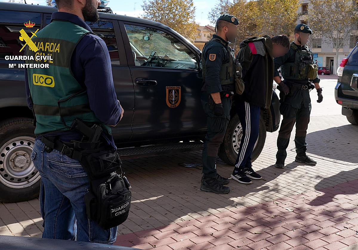 La Guardia Civil, junto a uno de los detenidos.