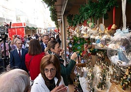 Las autoridades visitan uno de los puestos del mercadillo de Navidad de la Corredera.