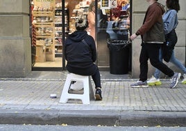 Una mujer pide en la calle, en una imagen de archivo.