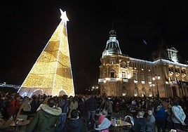Imagen de archivo de la plaza del Ayuntamiento de Cartagena, tras el encendido de las luces de Navidad, en un año anterior.