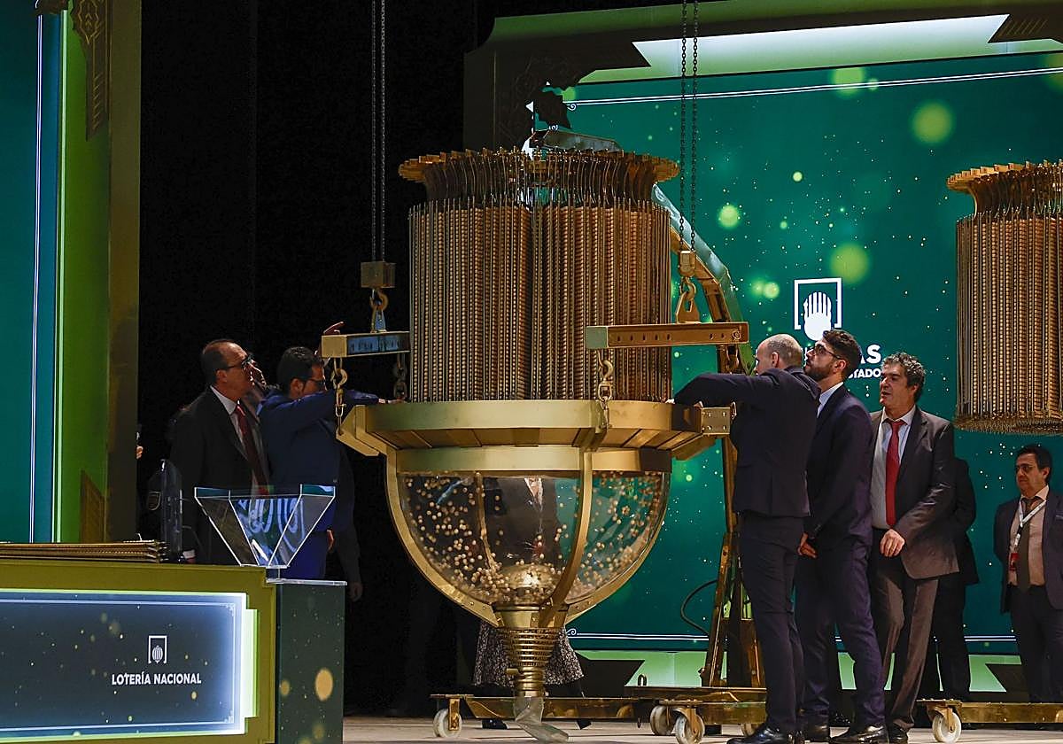 Varios operarios ultiman los detalles del bombo en el Teatro Real de Madrid durante el sorteo extraordinario de Navidad del pasado año.