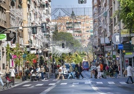 Viandantes en la avenida de la Constitución de Murcia, la semana pasada.