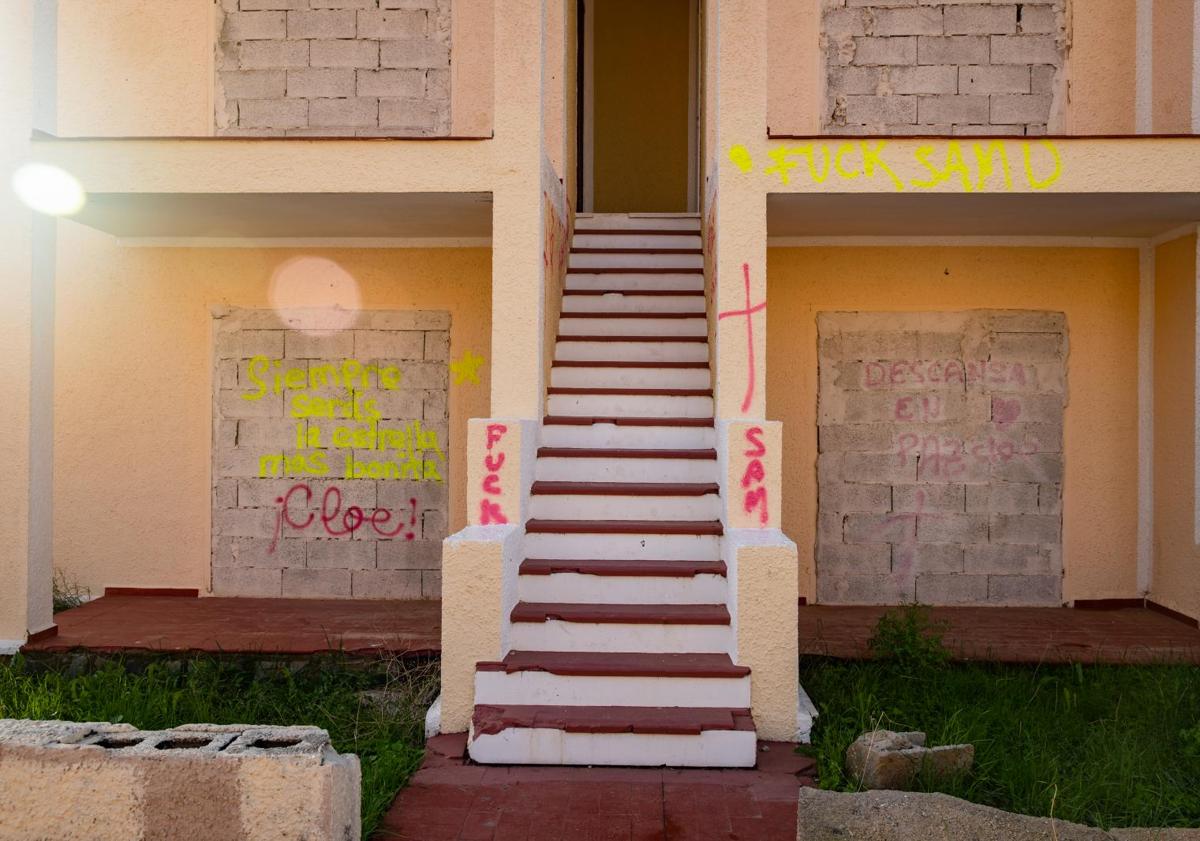 Imagen principal - Pintadas aparecidas en las viviendas abandonadas de la calle Nutria.