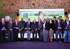 Foto de familia con los premiados junto al director de LA VERDAD, Alberto Aguirre, y la consejera Sara Rubira.