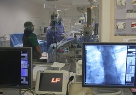 Un equipo de cirugía, en uno de los quirófanos del hospital Santa Lucía, en una foto de archivo.