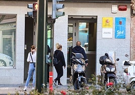 Personas entran y salen de una oficina del SEF en Murcia, en una imagen de archivo.