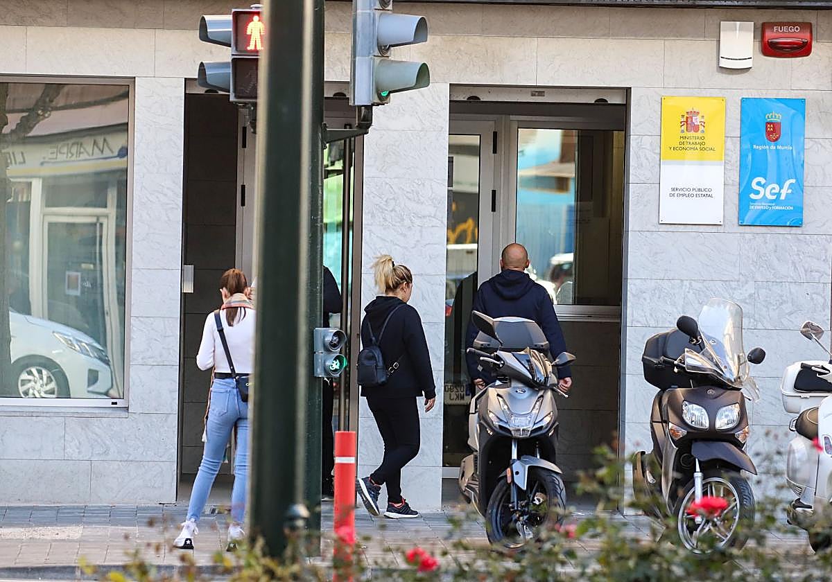 Personas entran y salen de una oficina del SEF en Murcia, en una imagen de archivo.