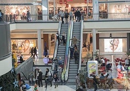 Compras navideñas en el centro Espacio Mediterráneo de Cartagena, en una imagen de archivo.