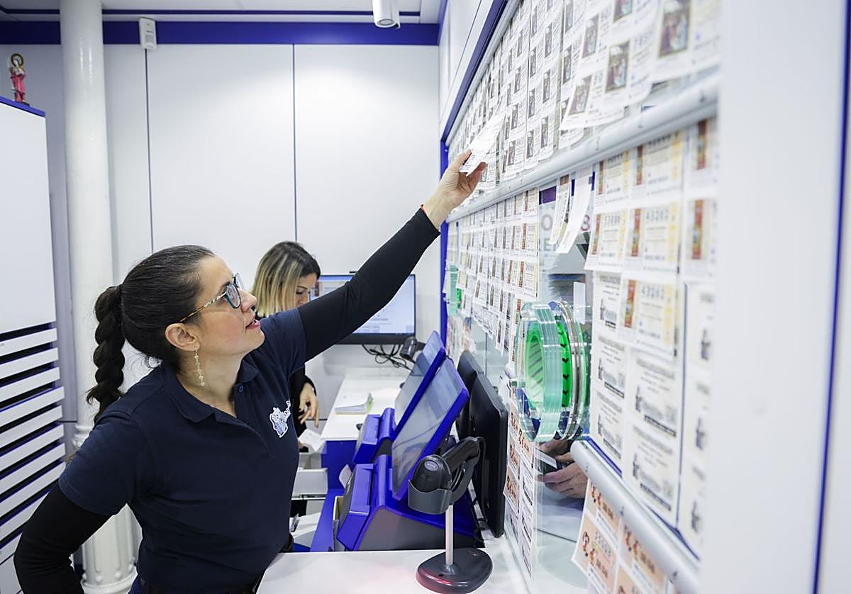 Venta de Lotería de Navidad, en una administración.