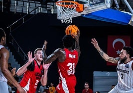 Ennis se dispone a lanzar el balón a canasta.