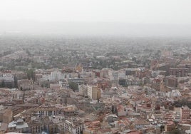 Vista panorámica de Lorca afectada por un episodio de contaminación atmosférica.