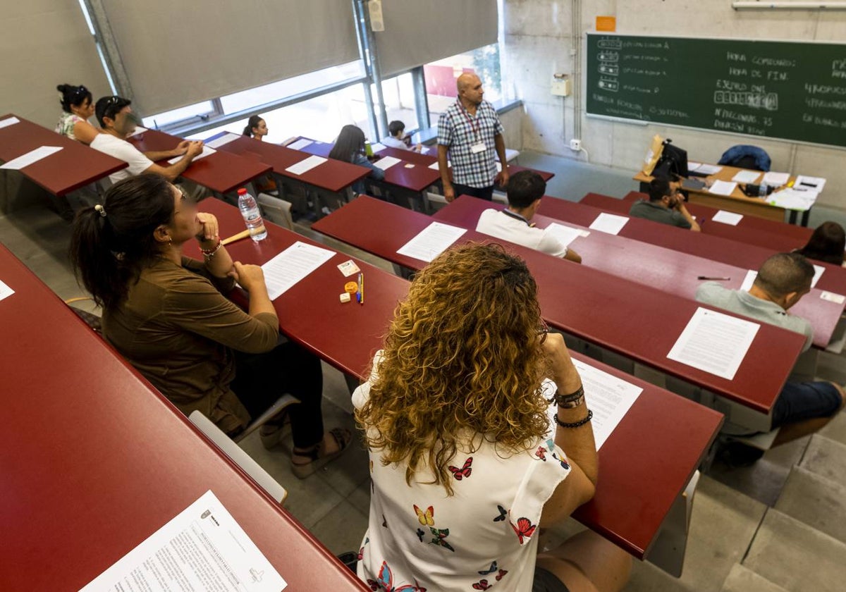 Aspirantes a una plaza de celador, durante el examen de la OPE, en septiembre de 2023.