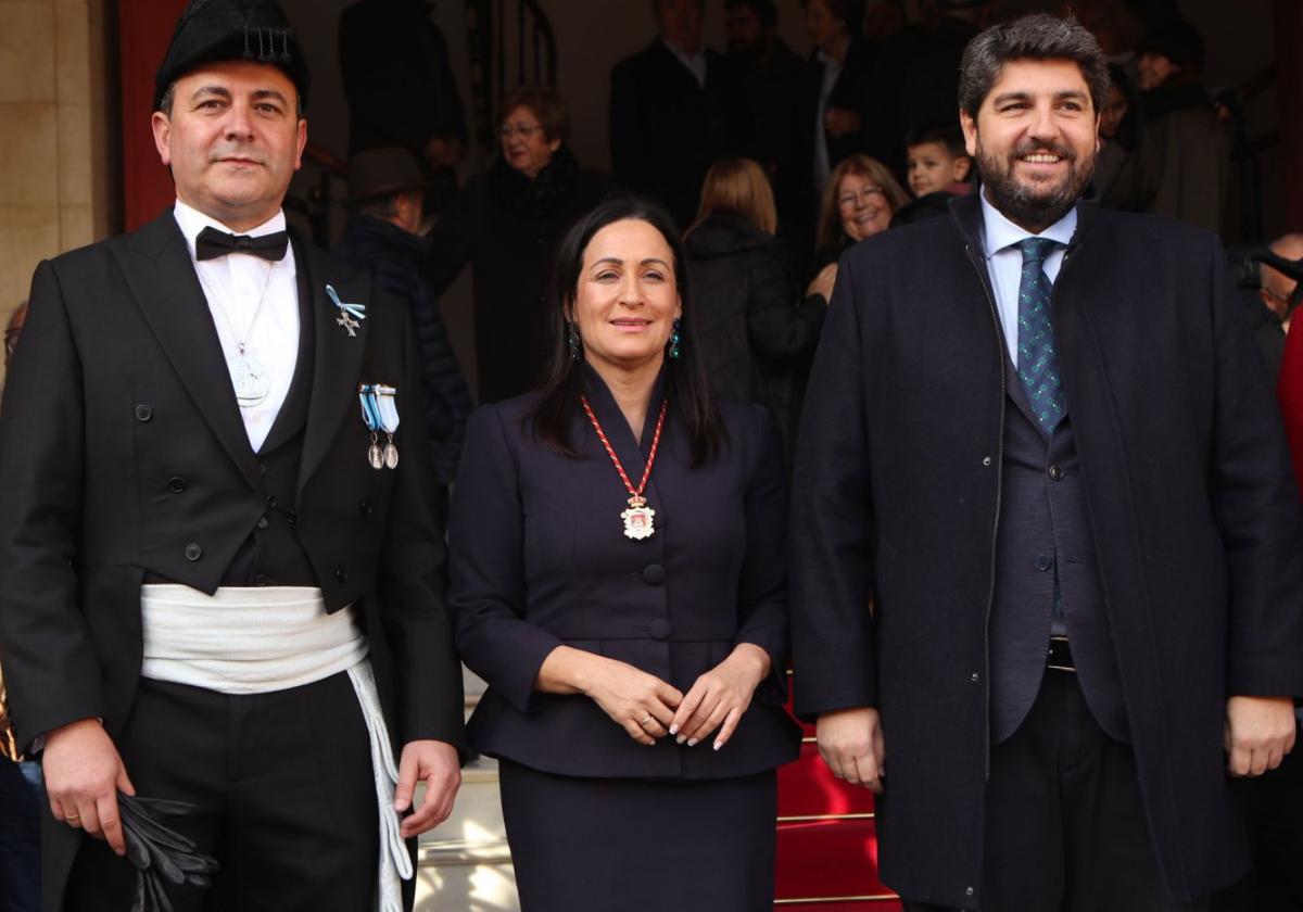 El presidente de la Asociación de Mayordomos, José Luis Soriano; la alcaldesa de Yecla, Remedios Lajara, y el presidente regional, Fernando López Miras en las puertas del Ayuntamiento en la Bajada del 7 de diciembre.