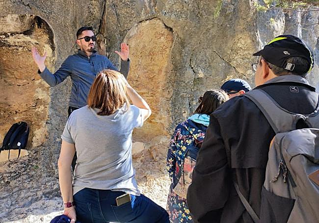 Pinturas rupestres de Moratalla. Un guía ofrece una visita guiada.