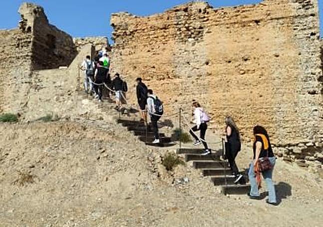 Sitio histórico de Monteagudo-Cabezo de Torres. Subida de algunos visitantes el monumento medieval.