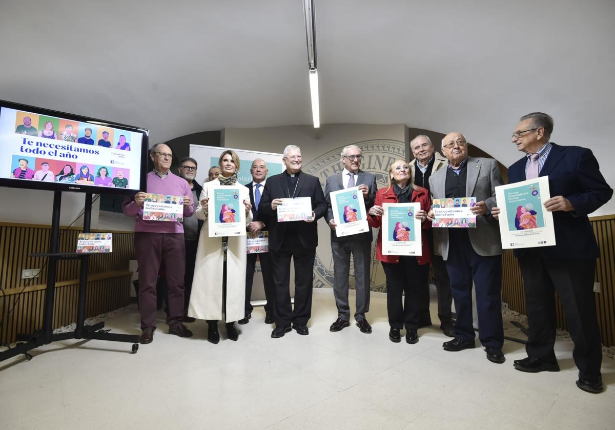 Gustavo Melgares, Francisco José Ruiz, José Luis García, Reyes Samper, Juan López, José Manuel Lorca Planes, José Manuel Martínez, Maica González, Rafael Cebrián, José Fernández y Tomás Fuertes, este jueves, durante la presentación de la campaña navideña de Jesús Abandonado.