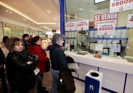 Colas de clientes esperan a comprobar sus décimos de la Lotería de Navidad, en una imagen de archivo.