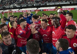 Los jugadores de la Minera celebran el pase a la siguiente ronda de la Copa del Rey tras derrotar al Alavés.