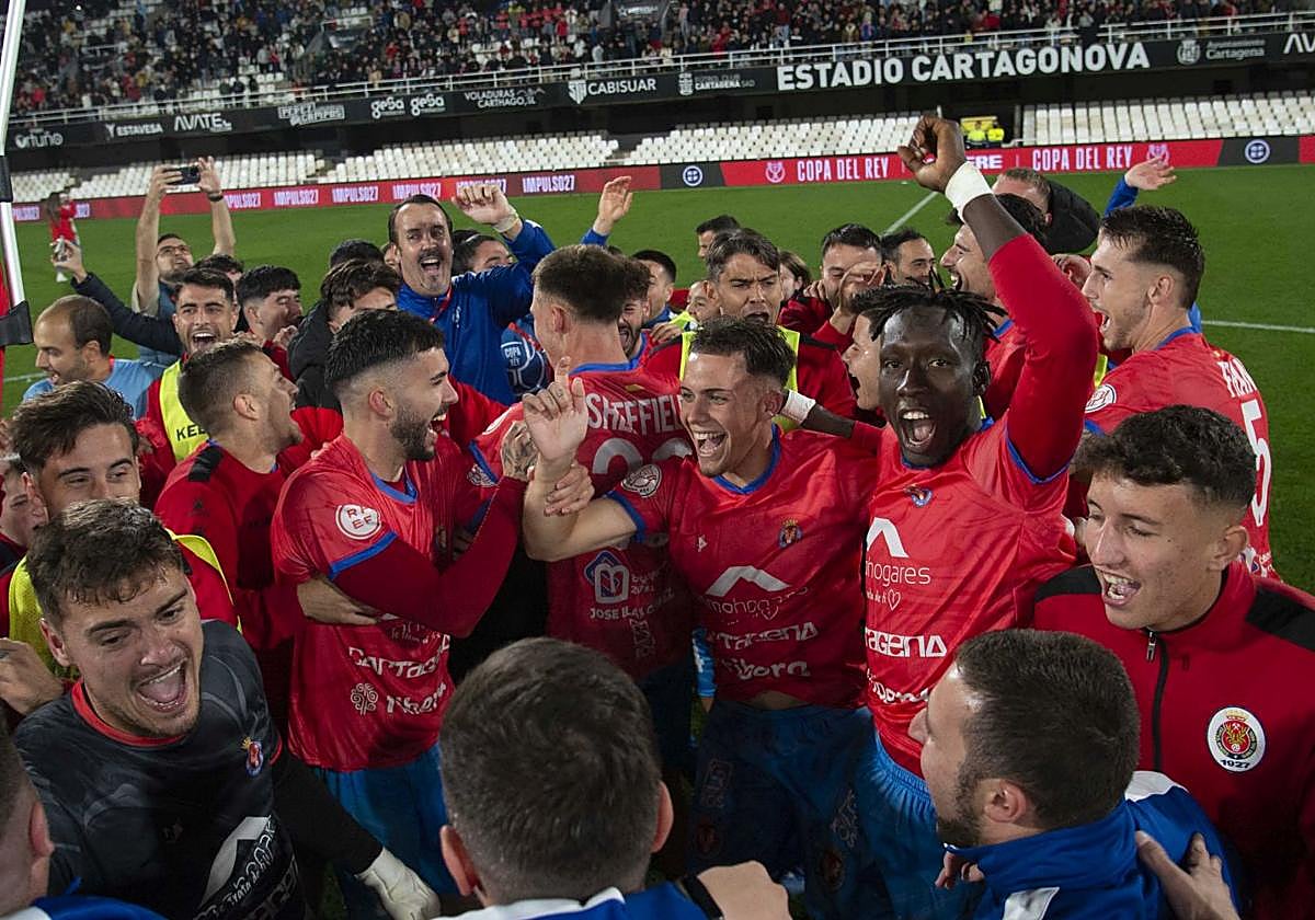 Los jugadores de la Minera celebran el pase a la siguiente ronda de la Copa del Rey tras derrotar al Alavés.