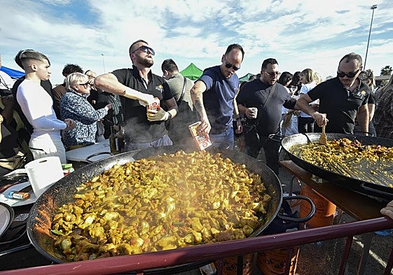 El jurado prueba uno de los arroces presentados al concurso ante un parque Antonio Soria a rebosar.