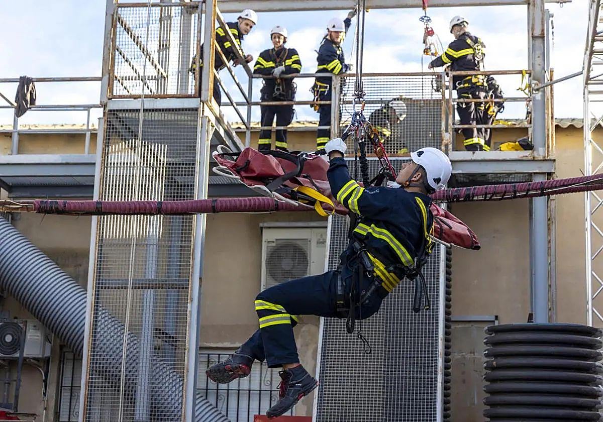 Alumnos del grado superior de Coordinación de Emergencias y Protección Civil, en unas prácticas en el patio del instituto Hespérides, en Santa Lucía.