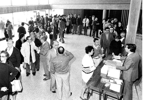 Ciudadanos hacen cola para ejercer su derecho al voto en el referéndum constitucional del 6 de diciembre de 1978 en Cartagena.