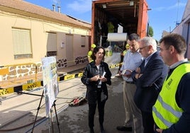 Autoridades y técnicos, en la zona del casco urbano donde se llevan a cabo las obras.