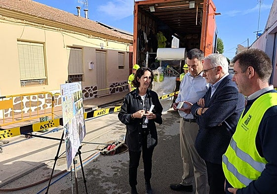 Autoridades y técnicos, en la zona del casco urbano donde se llevan a cabo las obras.