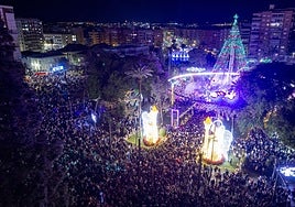 El recinto navideño de la plaza Circular, a vista de pájaro tras la gala en la que se iluminó el Gran Árbol; dos de los cuatro angelotes que lo custodian, en primer plano.