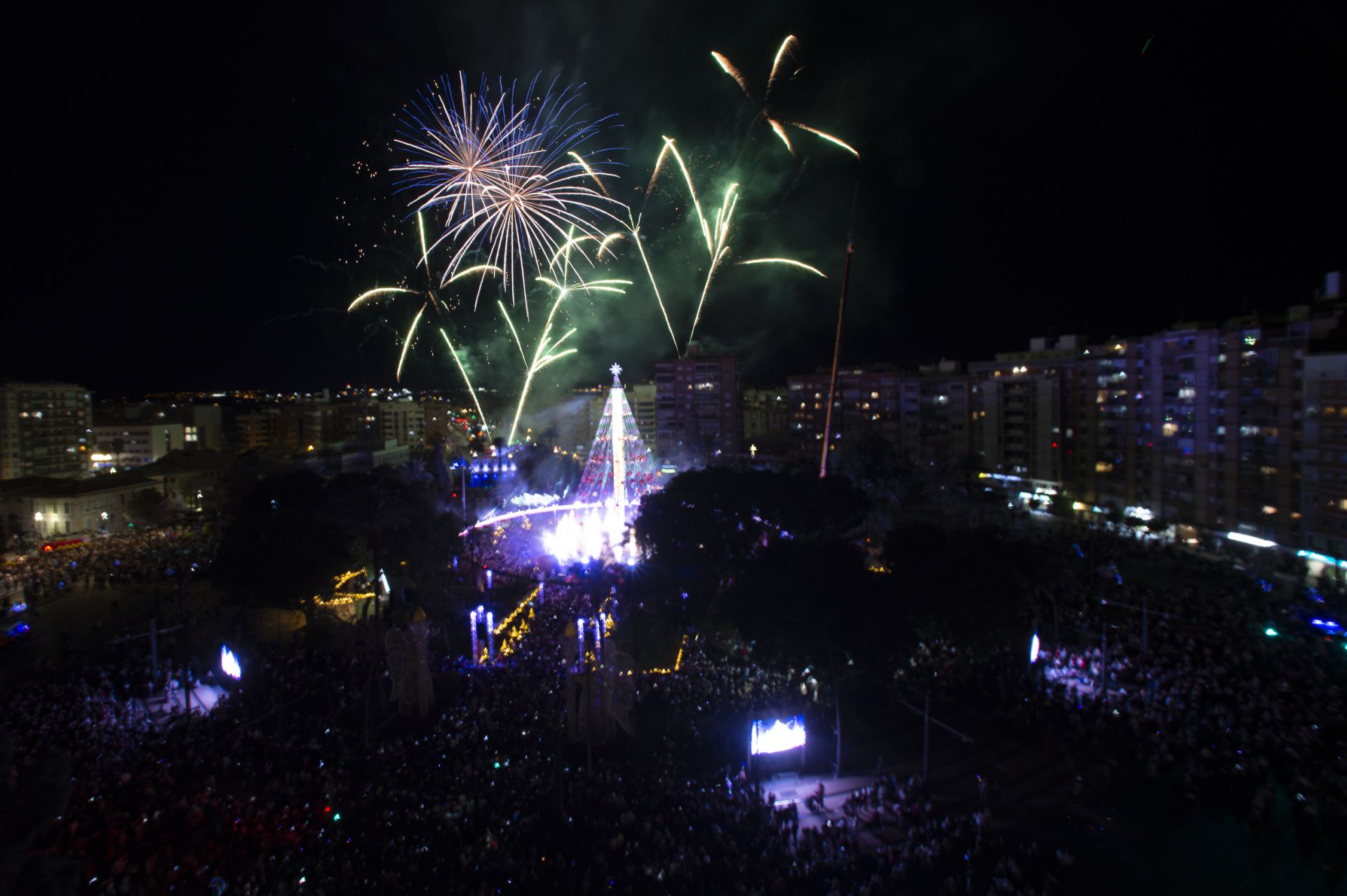 El encendido del Gran Árbol de Navidad de Murcia, en imágenes
