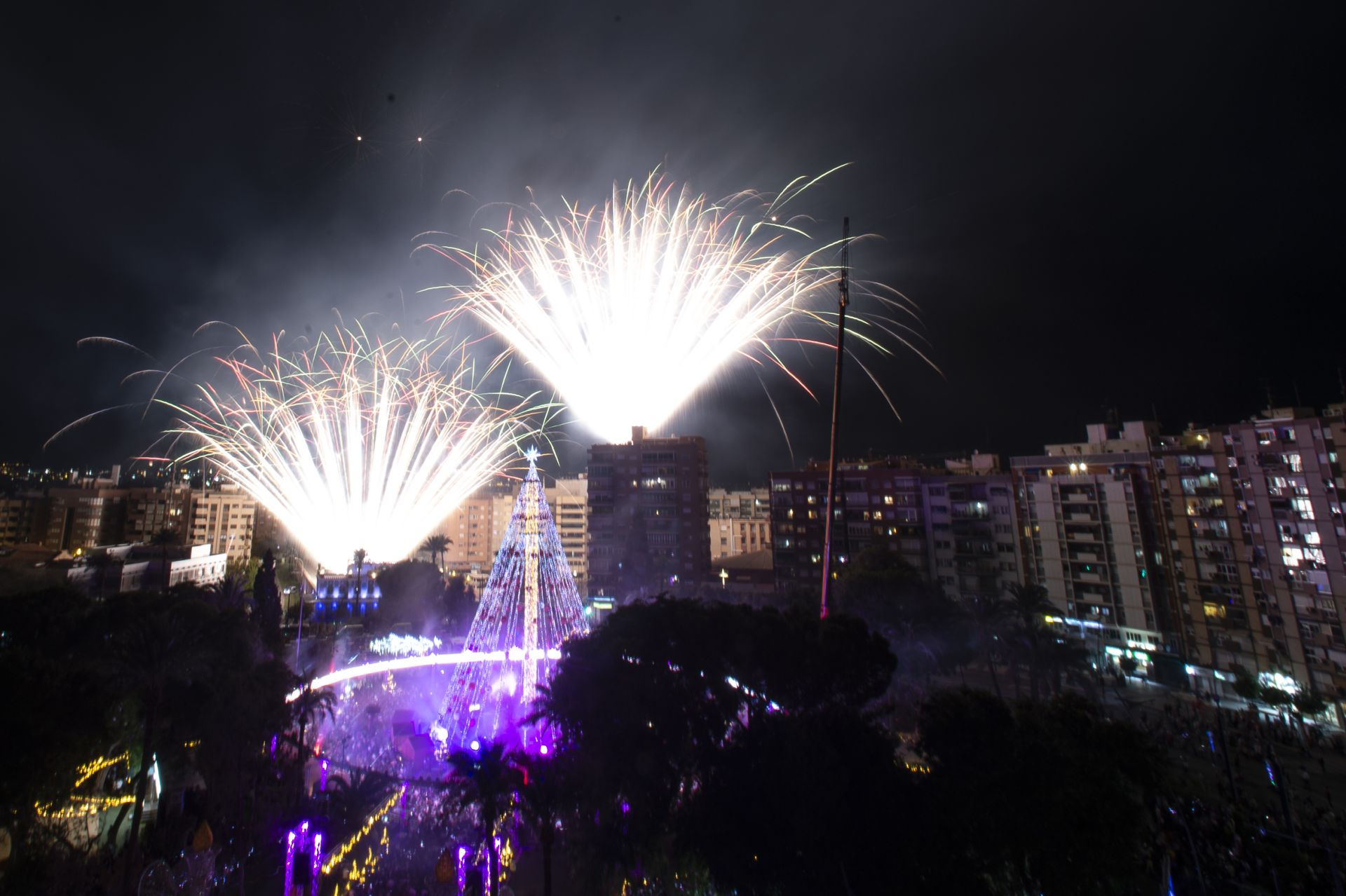 El encendido del Gran Árbol de Navidad de Murcia, en imágenes