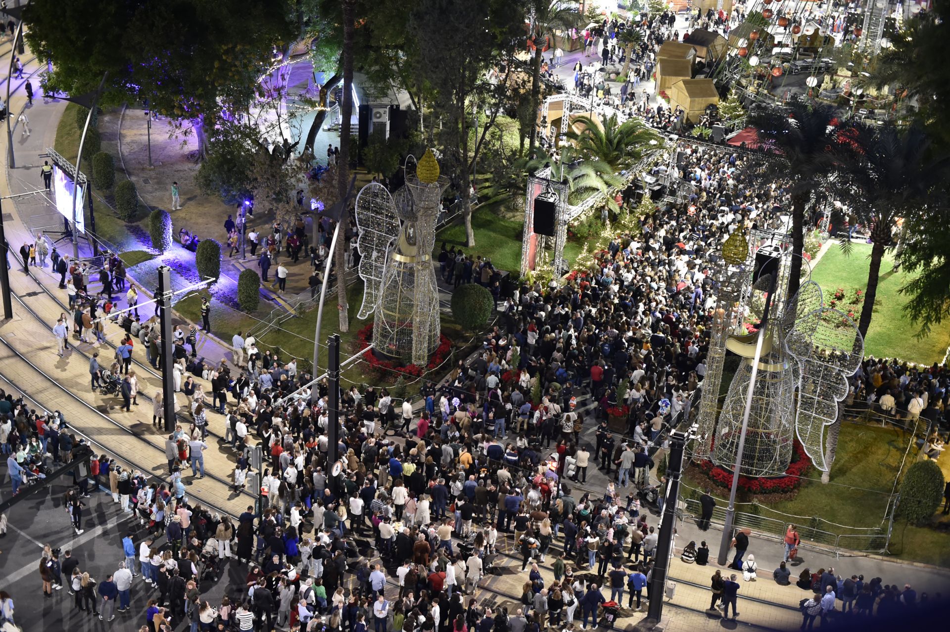 El encendido del Gran Árbol de Navidad de Murcia, en imágenes