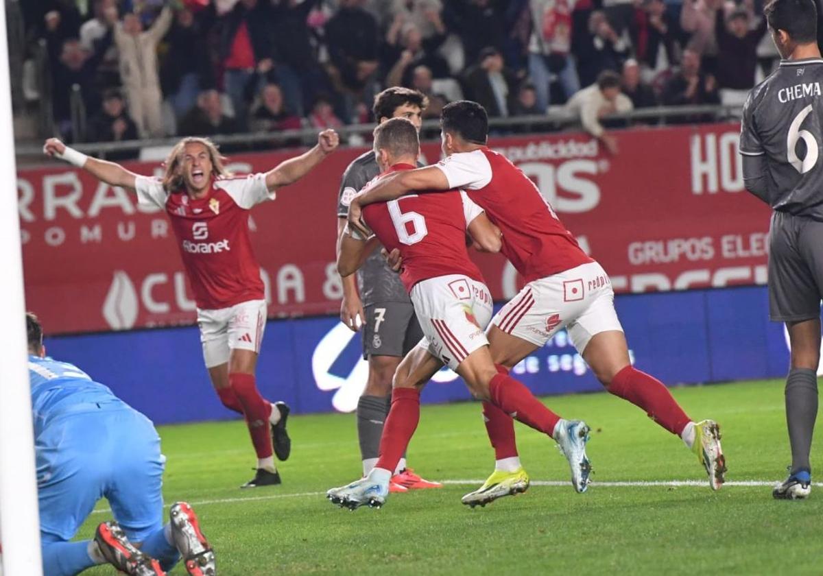 Los jugadores del Real Murcia celebran el gol de Alberto González.