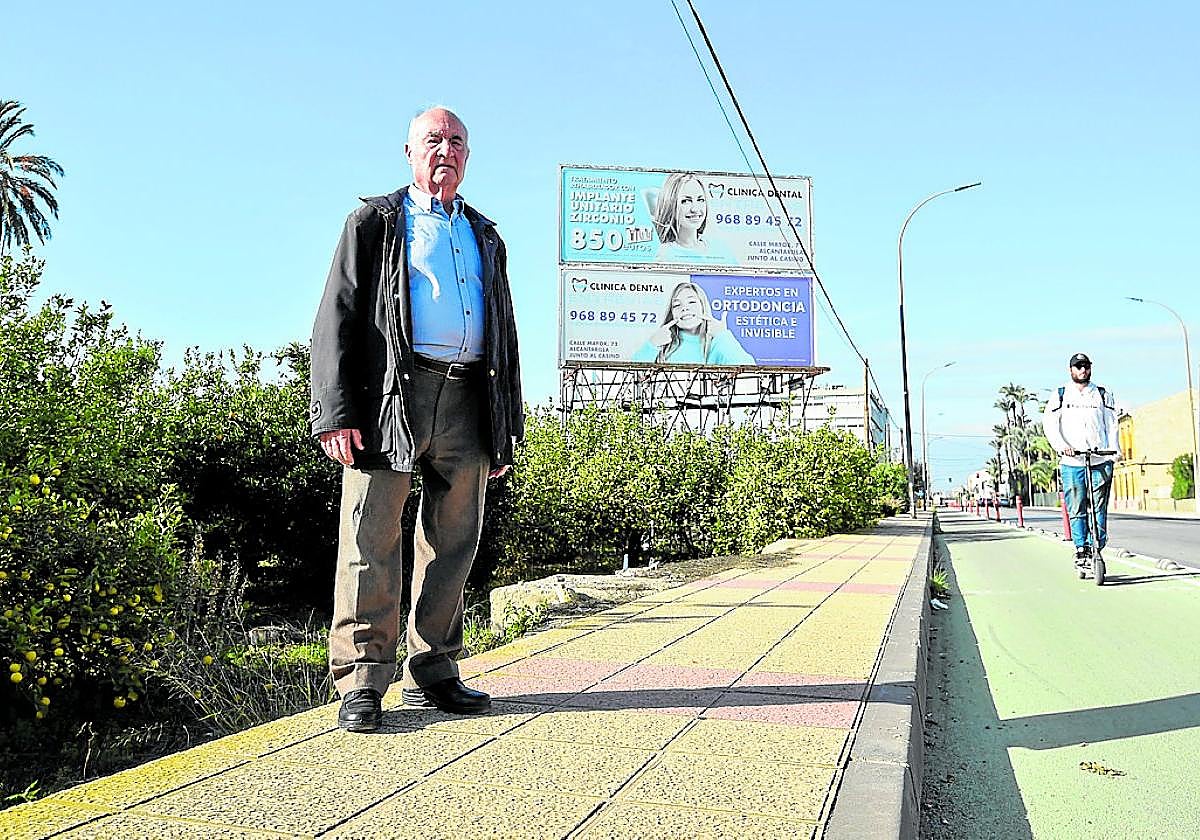 Juan Martínez, junto a su huerto de la carretera de Alcantarilla, que pertenece a La Raya.