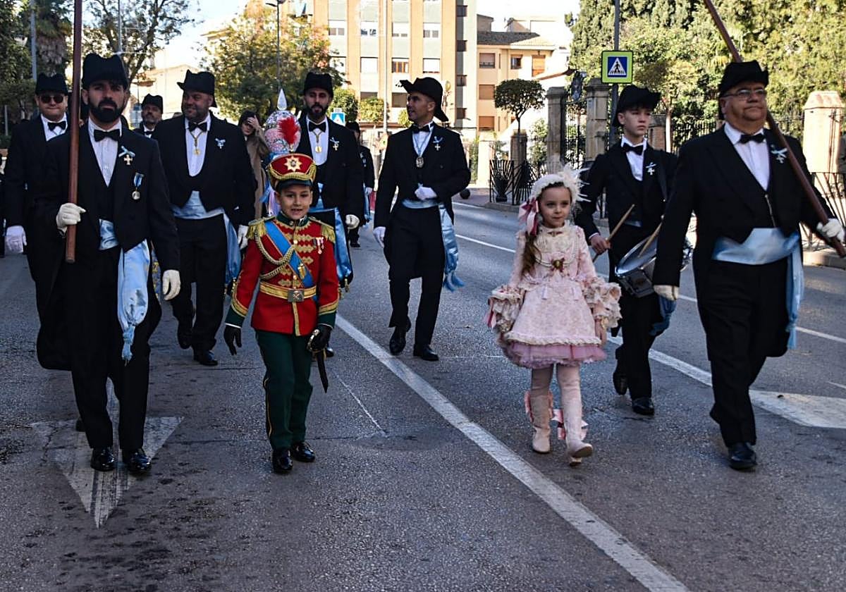 Los Pajes, escoltados por los mayordomos, durante el paseo.